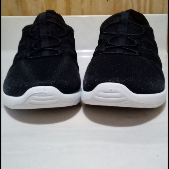 Size 9 left 🌟NEW🌟Black Slip On Shoes - Picture 11 of 14